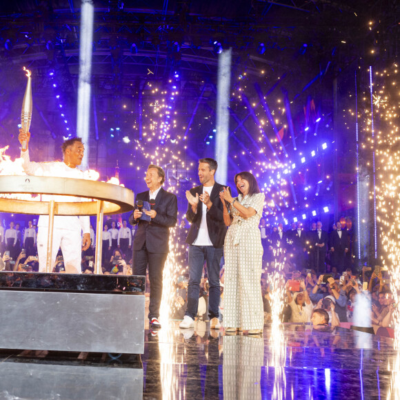 EXCLUSIF  - Yannick Noah lors du "Concert de Paris" , sur le parvis de l’hotel de ville à Paris, le 14 juillet 2024. Arrivé de la Flamme Olympique avec Yannick Noah, Stephane Bern, Tony Estanguet et Anne Hidalgo. - Yannick Noah embrase le chaudron olympique sur le plateau du "Concert de Paris" sur le parvis de l'hôtel de ville à Paris le 14 juillet 2024. Le concert était retransmis en direct sur France 2 et sur France Inter. © Christophe Clovis- Pierre Perusseau / Bestimage
