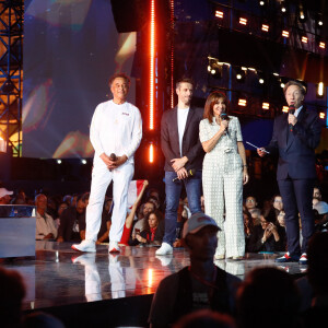 Yannick Noah, Tony Estanguet, Anne Hidalgo, Stéphane Bern - Yannick Noah embrase le chaudron olympique sur le plateau du "Concert de Paris" sur le parvis de l'hôtel de ville à Paris le 14 juillet 2024. Le concert était retransmis en direct sur France 2 et sur France Inter. © Christophe Clovis- Pierre Perusseau / Bestimage