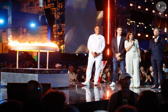 Yannick Noah, Tony Estanguet, Anne Hidalgo, Stéphane Bern - Yannick Noah embrase le chaudron olympique sur le plateau du "Concert de Paris" sur le parvis de l'hôtel de ville à Paris le 14 juillet 2024. Le concert était retransmis en direct sur France 2 et sur France Inter. © Christophe Clovis- Pierre Perusseau / Bestimage