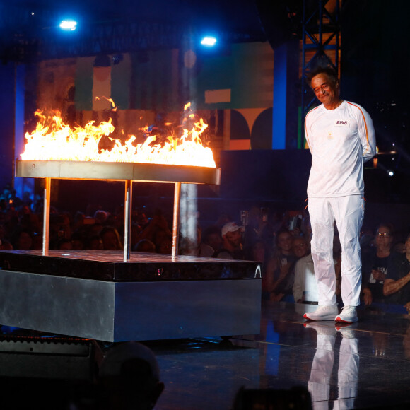 Yannick Noah - Yannick Noah embrase le chaudron olympique sur le plateau du "Concert de Paris" sur le parvis de l'hôtel de ville à Paris le 14 juillet 2024. Le concert était retransmis en direct sur France 2 et sur France Inter. © Christophe Clovis- Pierre Perusseau / Bestimage