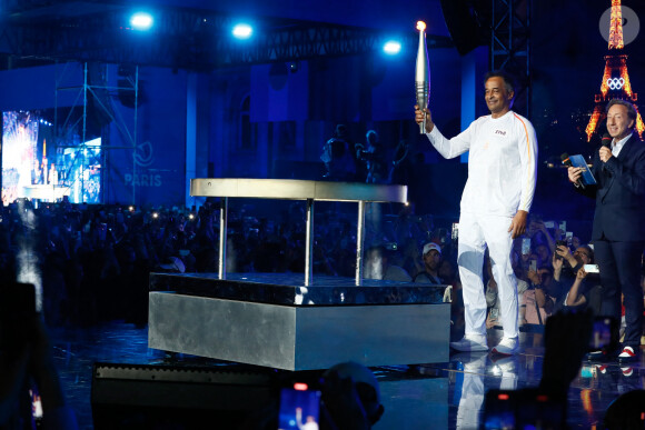 Yannick Noah,Stéphane Bern - Yannick Noah embrase le chaudron olympique sur le plateau du "Concert de Paris" sur le parvis de l'hôtel de ville à Paris le 14 juillet 2024. Le concert était retransmis en direct sur France 2 et sur France Inter. © Christophe Clovis- Pierre Perusseau / Bestimage