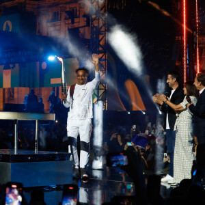 Yannick Noah - Yannick Noah embrase le chaudron olympique sur le plateau du "Concert de Paris" sur le parvis de l'hôtel de ville à Paris le 14 juillet 2024. Le concert était retransmis en direct sur France 2 et sur France Inter. © Christophe Clovis- Pierre Perusseau / Bestimage