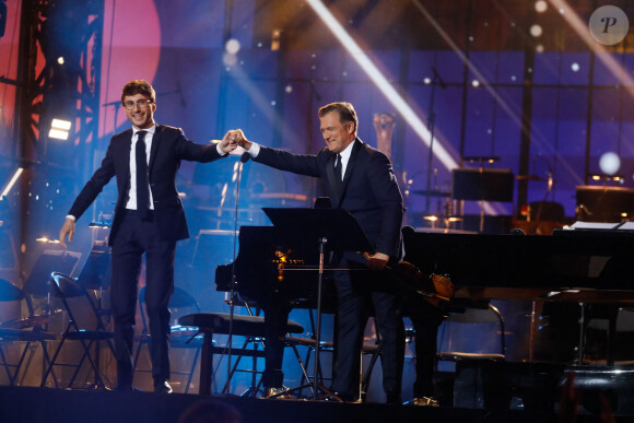 Guillaume Bellom, Renaud Capuçon - "Concert de Paris" sur le parvis de l'hôtel de ville de Paris retransmis en direct sur France 2 et sur France Inter, Paris le 14 juillet 2024. © Christophe Clovis - Pierre Perusseau / Bestimage 