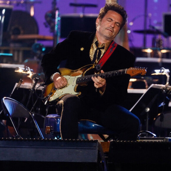 Matthieu Chedid - "Concert de Paris" sur le parvis de l'hôtel de ville de Paris retransmis en direct sur France 2 et sur France Inter, Paris le 14 juillet 2024. © Christophe Clovis - Pierre Perusseau / Bestimage  "Concert de Paris" on the forecourt of Paris City Hall broadcast live on France 2 and France Inter, Paris on July 14, 2024. 