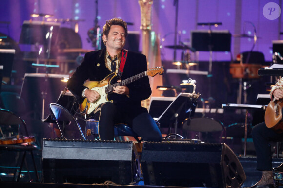 Matthieu Chedid - "Concert de Paris" sur le parvis de l'hôtel de ville de Paris retransmis en direct sur France 2 et sur France Inter, Paris le 14 juillet 2024. © Christophe Clovis - Pierre Perusseau / Bestimage  "Concert de Paris" on the forecourt of Paris City Hall broadcast live on France 2 and France Inter, Paris on July 14, 2024. 