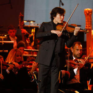Daniel Lozakovich - "Concert de Paris" sur le parvis de l'hôtel de ville de Paris retransmis en direct sur France 2 et sur France Inter, Paris le 14 juillet 2024. © Christophe Clovis - Pierre Perusseau / Bestimage  "Concert de Paris" on the forecourt of Paris City Hall broadcast live on France 2 and France Inter, Paris on July 14, 2024. 