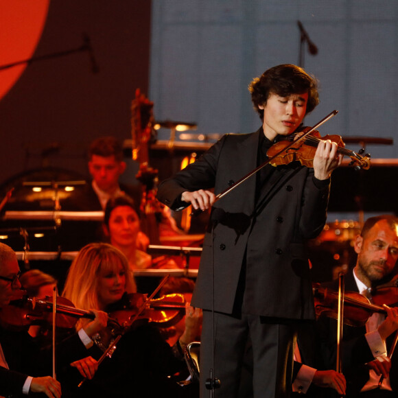 Daniel Lozakovich - "Concert de Paris" sur le parvis de l'hôtel de ville de Paris retransmis en direct sur France 2 et sur France Inter, Paris le 14 juillet 2024. © Christophe Clovis - Pierre Perusseau / Bestimage  "Concert de Paris" on the forecourt of Paris City Hall broadcast live on France 2 and France Inter, Paris on July 14, 2024. 