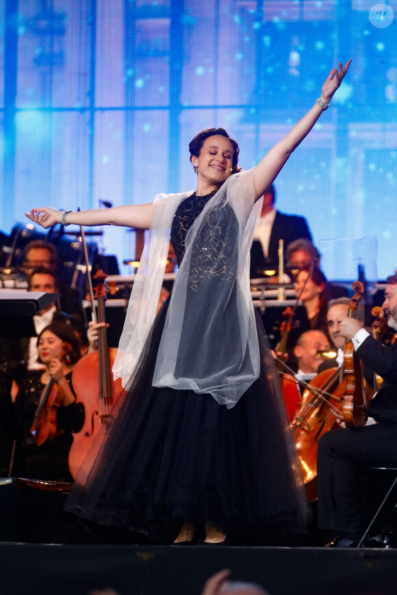 Adèle Charvet - "Concert de Paris" sur le parvis de l'hôtel de ville de Paris retransmis en direct sur France 2 et sur France Inter, Paris le 14 juillet 2024. © Christophe Clovis - Pierre Perusseau / Bestimage "Concert de Paris" on the forecourt of Paris City Hall broadcast live on France 2 and France Inter, Paris on July 14, 2024.