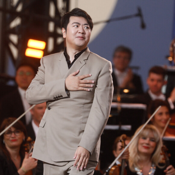 Lang Lang - "Concert de Paris" sur le parvis de l'hôtel de ville de Paris retransmis en direct sur France 2 et sur France Inter, Paris le 14 juillet 2024. © Christophe Clovis - Pierre Perusseau / Bestimage  "Concert de Paris" on the forecourt of Paris City Hall broadcast live on France 2 and France Inter, Paris on July 14, 2024. 