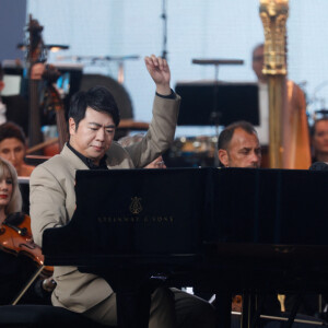 Lang Lang - "Concert de Paris" sur le parvis de l'hôtel de ville de Paris retransmis en direct sur France 2 et sur France Inter, Paris le 14 juillet 2024. © Christophe Clovis - Pierre Perusseau / Bestimage  "Concert de Paris" on the forecourt of Paris City Hall broadcast live on France 2 and France Inter, Paris on July 14, 2024. 