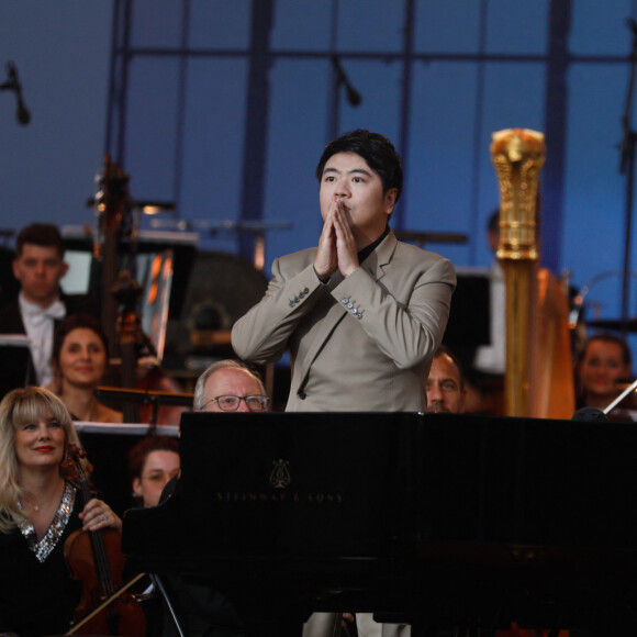 Lang Lang - "Concert de Paris" sur le parvis de l'hôtel de ville de Paris retransmis en direct sur France 2 et sur France Inter, Paris le 14 juillet 2024. © Christophe Clovis - Pierre Perusseau / Bestimage  "Concert de Paris" on the forecourt of Paris City Hall broadcast live on France 2 and France Inter, Paris on July 14, 2024. 