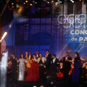 Le grand concert de Paris sur le parvis de l'hotel de ville de Paris, France, le 14 juillet 2024. - "Concert de Paris" sur le parvis de l'hôtel de ville de Paris retransmis en direct sur France 2 et sur France Inter, Paris le 14 juillet 2024. © Christophe Clovis - Pierre Perusseau / Bestimage  "Concert de Paris" on the forecourt of Paris City Hall broadcast live on France 2 and France Inter, Paris on July 14, 2024. 