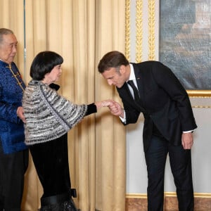 La chanteuse française Mireille Mathieu serre la main du président chinois Xi Jinping (3e à gauche) entouré du président français Emmanuel Macron (2e à gauche), de l'épouse du président chinois Peng Liyuan (2e à droite) et de la présidente française Brigitte Macron (à droite) lors des présentations avant un dîner d'État officiel dans le cadre de la visite d'État de deux jours du président chinois en France, au palais de l'Élysée à Paris, le 6 mai 2024. Photo par Eliot Blondet/ABACAPRESS.COM