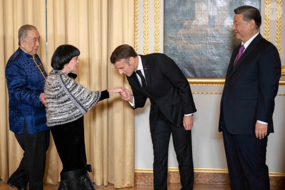 La chanteuse française Mireille Mathieu serre la main du président chinois Xi Jinping (3e à gauche) entouré du président français Emmanuel Macron (2e à gauche), de l'épouse du président chinois Peng Liyuan (2e à droite) et de la présidente française Brigitte Macron (à droite) lors des présentations avant un dîner d'État officiel dans le cadre de la visite d'État de deux jours du président chinois en France, au palais de l'Élysée à Paris, le 6 mai 2024. Photo par Eliot Blondet/ABACAPRESS.COM