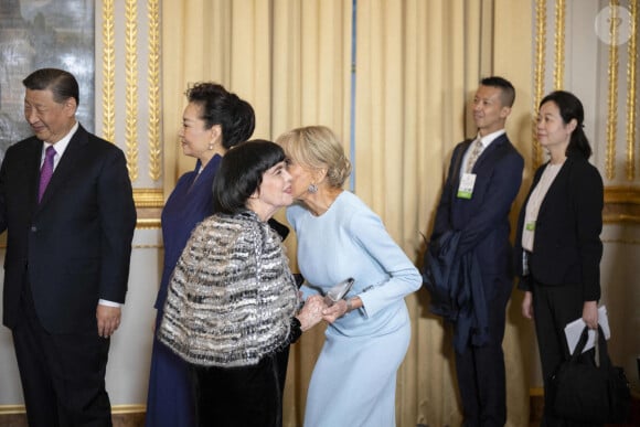 La chanteuse française Mireille Mathieu serre la main du président chinois Xi Jinping (3e à gauche) entouré du président français Emmanuel Macron (2e à gauche), de l'épouse du président chinois Peng Liyuan (2e à droite) et de la présidente française Brigitte Macron (à droite) lors des présentations avant un dîner d'État officiel dans le cadre de la visite d'État de deux jours du président chinois en France, au palais de l'Élysée à Paris, le 6 mai 2024. Photo par Eliot Blondet/ABACAPRESS.COM