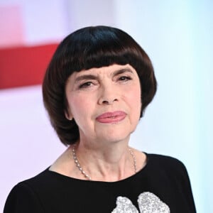 Mireille Mathieu - Enregistrement de l'émission Vivement dimanche au studio Gabriel à Paris, le 10 novembre 2023, présentée par M.Drucker et diffusée le 26 novembre 2023 sur France 3. © Guillaume Gaffiot / Bestimage 