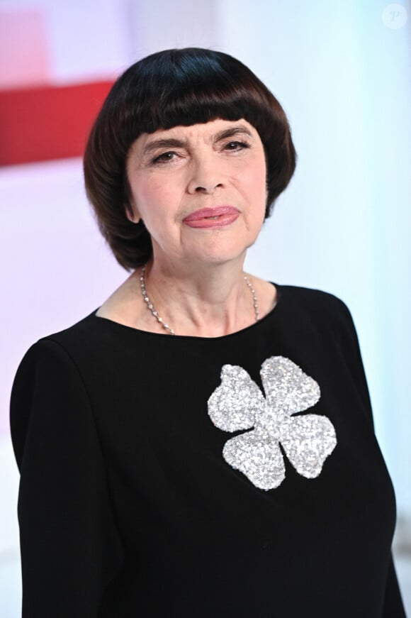 Mireille Mathieu - Enregistrement de l'émission Vivement dimanche au studio Gabriel à Paris, le 10 novembre 2023, présentée par M.Drucker et diffusée le 26 novembre 2023 sur France 3. © Guillaume Gaffiot / Bestimage 