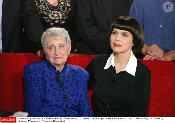 Paris-France, 07/11/2002. La chanteuse Mireille Mathieu avec sa mère lors de l'enregistrement de l'émission Vivement Dimanche.