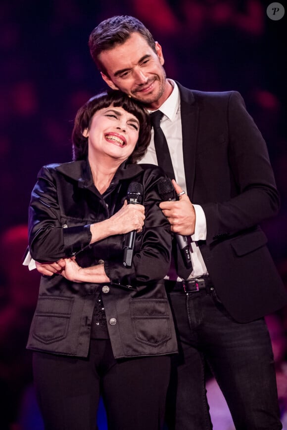 La chanteuse française Mireille Mathieu et le présentateur de télévision Florian Silbereisen lors de l'émission de télévision en direct de l'ARD "150 ans de Schlager - la grande célébration du jubilé" à Erfurt, en Allemagne, le 10 octobre 2015. Photo par Andreas Lander/DPA/ABACAPRESS.COM