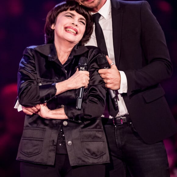 La chanteuse française Mireille Mathieu et le présentateur de télévision Florian Silbereisen lors de l'émission de télévision en direct de l'ARD "150 ans de Schlager - la grande célébration du jubilé" à Erfurt, en Allemagne, le 10 octobre 2015. Photo par Andreas Lander/DPA/ABACAPRESS.COM