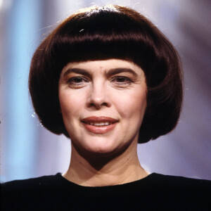 Portraits de diverses personnalités - Mireille Mathieu 1988