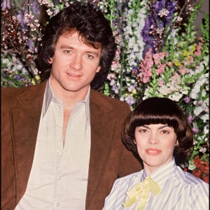 Avec le comédien Patrick Duffy, il aura suffi d'un baiser pour que la rumeur s'affole...Mireille Mathieu avec Patrick Duffy.