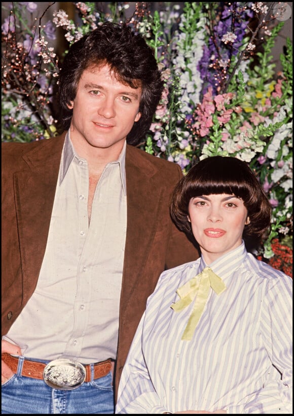 Avec le comédien Patrick Duffy, il aura suffi d'un baiser pour que la rumeur s'affole...Mireille Mathieu avec Patrick Duffy.