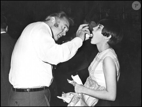 Mireille Mathieu et son manager Johnny Stark en 1966 à l'Olympia.