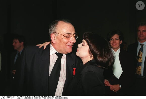 On a aussi inventé une idylle entre la chanteuse et le journaliste Yves Mourousi.
Mireille Mathieu et ves Mourousi, le 19 mars 1996.