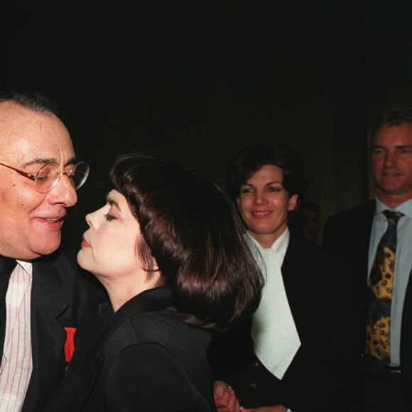 On a aussi inventé une idylle entre la chanteuse et le journaliste Yves Mourousi.
Mireille Mathieu et ves Mourousi, le 19 mars 1996.