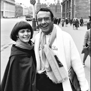 Mireille Mathieu et Yves Mourousi dans les rues de Moscou.