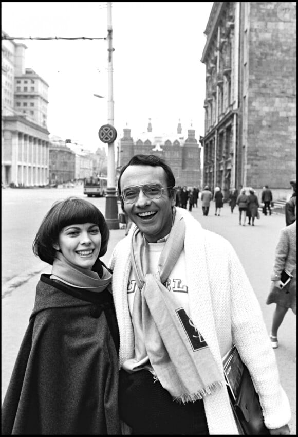 Mireille Mathieu et Yves Mourousi dans les rues de Moscou.