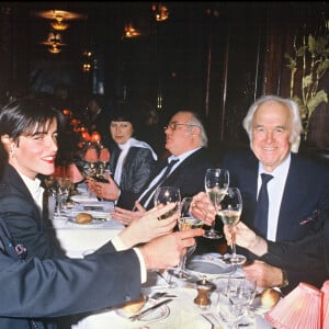 Mireille Mathieu et son manager Johnny Stark avec Yves Mourousi et son épouse Véronique.