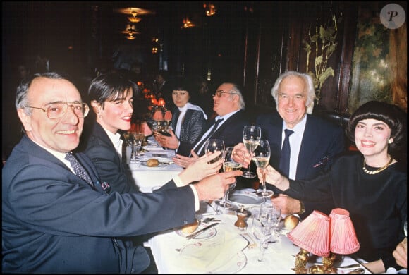 Mireille Mathieu et son manager Johnny Stark avec Yves Mourousi et son épouse Véronique.