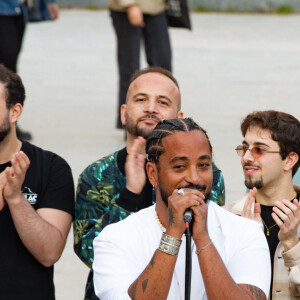 Le chanteur s'apprête à réiterer l'expérience et cette fois-ci, devant une autre basilique. 
Exclusif - Slimane interprète sa nouvelle chanson "Résister" sur le parvis de Notre-Dame à Paris. Le 6 juin 2024. A quelques jours de la sortie de ce nouveau single, le chanteur a fait un happening étonnant hier soir à 20h30 entouré de 30 choristes. Ces images tournées intégreront le clip qui, lui aussi, sortira prochainement. © Christophe Clovis / Bestimage 