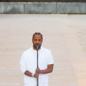 A l'occasion du passage de la flamme olympique le 26 juillet prochain à Saint-Denis, le chanteur va chanter sur la place Victor Hugo. 
Exclusif - Slimane interprète sa nouvelle chanson "Résister" sur le parvis de Notre-Dame à Paris. Le 6 juin 2024. A quelques jours de la sortie de ce nouveau single, le chanteur a fait un happening étonnant hier soir à 20h30 entouré de 30 choristes. Ces images tournées intégreront le clip qui, lui aussi, sortira prochainement. © Christophe Clovis / Bestimage 