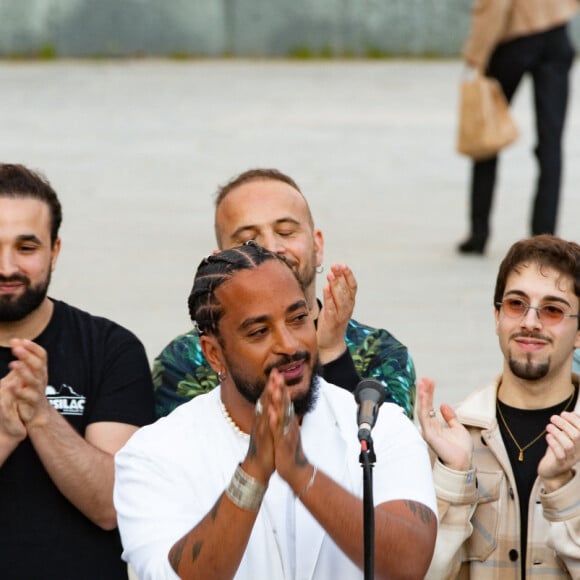 Exclusif - Slimane interprète sa nouvelle chanson "Résister" sur le parvis de Notre-Dame à Paris. Le 6 juin 2024. A quelques jours de la sortie de ce nouveau single, le chanteur a fait un happening étonnant hier soir à 20h30 entouré de 30 choristes. Ces images tournées intégreront le clip qui, lui aussi, sortira prochainement. © Christophe Clovis / Bestimage 