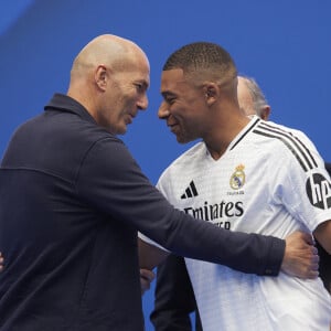 Car, face à Zidane notamment, il a été présenté en tant que nouveau joueur du Real Madrid
Kylian Mbappé présenté en tant que nouveau joueur du Real Madrid au Santiago Bernabeu, 16 juillet 2024. © Ruben Albarran/ZUMA Press/Bestimage