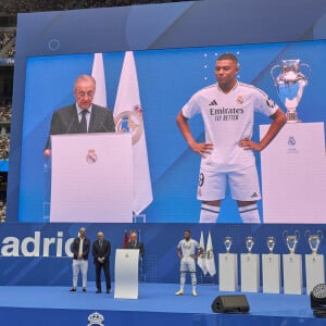 Pour l'attaquant tricolore 
Kylian Mbappé présenté en tant que nouveau joueur du Real Madrid au Santiago Bernabeu, 16 juillet 2024. © Ruben Albarran/ZUMA Press/Bestimage