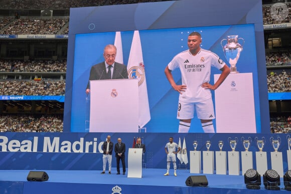 Pour l'attaquant tricolore 
Kylian Mbappé présenté en tant que nouveau joueur du Real Madrid au Santiago Bernabeu, 16 juillet 2024. © Ruben Albarran/ZUMA Press/Bestimage