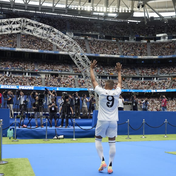 Le stade était rempli pour l'accueillir
Kylian Mbappé présenté en tant que nouveau joueur du Real Madrid au Santiago Bernabeu, 16 juillet 2024. © Ruben Albarran/ZUMA Press/Bestimage