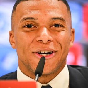 Kylian Mbappé présenté en tant que nouveau joueur du Real Madrid au Santiago Bernabeu, 16 juillet 2024.  © Matthieu Mirville/ZUMA Press/Bestimage