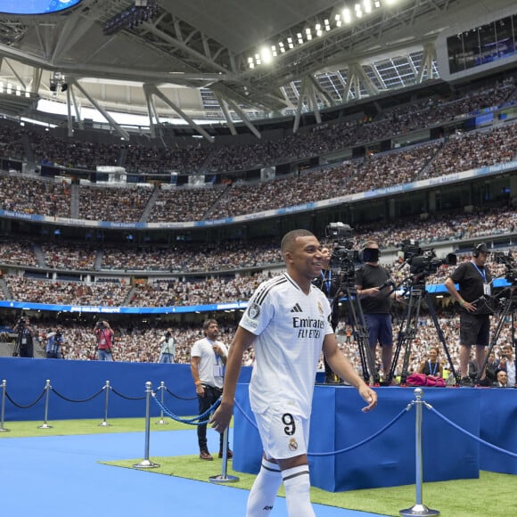 Kylian Mbappé présenté en tant que nouveau joueur du Real Madrid au Santiago Bernabeu, 16 juillet 2024. © Ruben Albarran/ZUMA Press/Bestimage