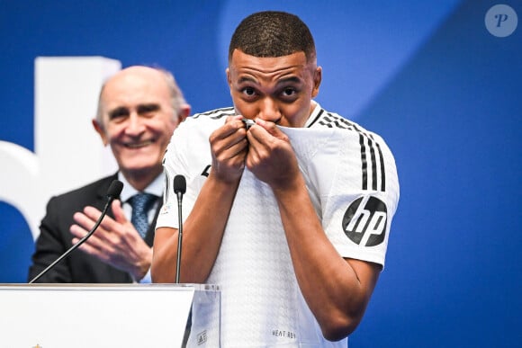 Kylian Mbappé présenté en tant que nouveau joueur du Real Madrid au Santiago Bernabeu, 16 juillet 2024. © Matthieu Mirville/ZUMA Press/BNestimage