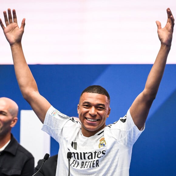 Il devrait s'en souvenir longtemps !
Kylian Mbappé présenté en tant que nouveau joueur du Real Madrid au Santiago Bernabeu, 16 juillet 2024. © Matthieu Mirville/ZUMA Press/BNestimage