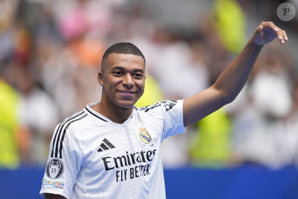 Un grand moment 
Kylian Mbappé présenté en tant que nouveau joueur du Real Madrid au Santiago Bernabeu, 16 juillet 2024. © Oscar J. Barroso/AFP7 via ZUMA Press/Bestimage