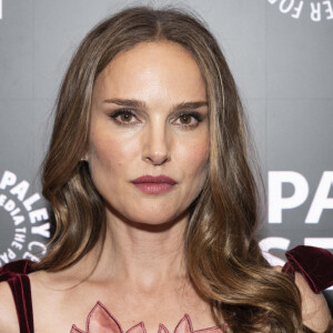 Natalie Portman a élu domicile à Paris depuis plusieurs années. 
Natalie Portman, portant une robe de chez Oscar de la Renta, assiste à une projection spéciale de 'Lady in the Lake' au Paley Center for Media à New York. © Lev Radin/ZUMA Press Wire)