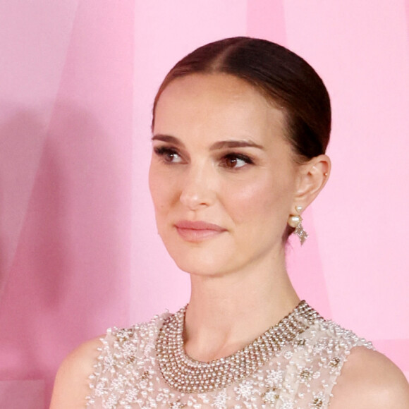 


L'actrice avait choisi d'y déménager pour suivre son mari qui avait été nommé à l'Opéra de Paris. 









L'actrice américaine Natalie Portman pose pour une photo en tant qu'égérie du parfum Christian Dior lors de l'événement d'ouverture de l'exposition de la maison de couture française Christian Dior, intitulée "Miss Dior Exhibition, Stories of a Miss" à Tokyo, le mercredi 12 juin 2024. Yoshio Tsunoda/AFLO





