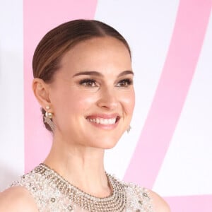 L'actrice américaine Natalie Portman pose pour une photo en tant qu'égérie du parfum Christian Dior lors de l'événement d'ouverture de l'exposition de la maison de couture française Christian Dior, intitulée "Miss Dior Exhibition, Stories of a Miss" à Tokyo, le mercredi 12 juin 2024. Yoshio Tsunoda/AFLO