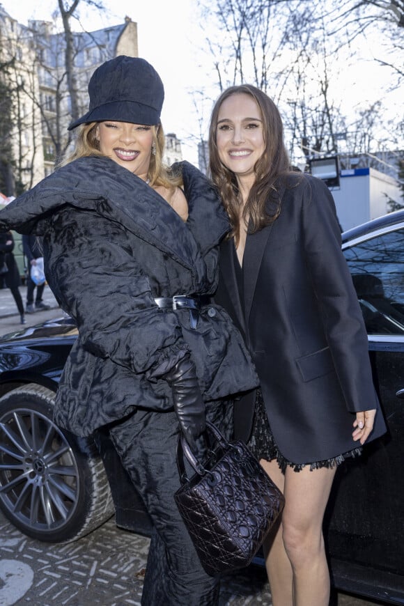 C'était sans compter sur le soutien de Rihanna lors de la dernière Fashion Week de Paris. 
Rihanna et Natalie Portman à la sortie du défilé Dior Haute Couture Printemps/Été 2024 dans le cadre de la Fashion Week de Paris (PFW), au musée Rodin à Paris, France, le 22 janvier 2024. © Olivier Borde/Bestimage